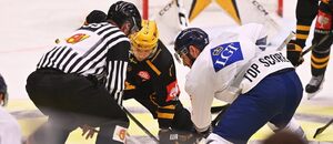 Pär Lindholm a Dominik Lakatoš na buly během úvodního semifinále Vítkovice vs Skelleftea v Lize mistrů v hokeji 2023-24