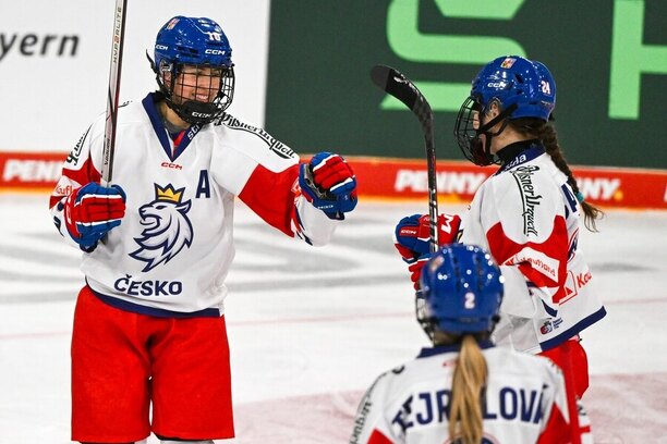 České reprezentantky Denisa Křížová a Sára Čajanová oslavují gól na turnaji ženské Euro Hockey Tour v Německu