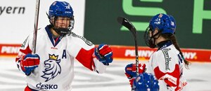 České reprezentantky Denisa Křížová a Sára Čajanová oslavují gól na turnaji ženské Euro Hockey Tour v Německu
