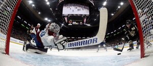 Útočník Jakub Lauko dává gól v utkání Bostonu s Coloradem, zápase dvou z nejlepších týmů základní části NHL 2023/2024