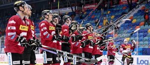 Hokejisté Sparty Praha děkují fanouškům po vítězství v Hradci Králové, dnes doma přivítají Karlovy Vary Hokejisté Sparty Praha děkují fanouškům po vítězství v Hradci Králové, dnes doma přivítají Karlovy Vary