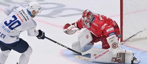 Brankář Třince Marek Mazanec vyráží nájezd útočníka Plzně Jakuba Lva v utkání hokejové extraligy 2023/2024 Brankář Třince Marek Mazanec vyráží nájezd útočníka Plzně Jakuba Lva v utkání hokejové extraligy 2023/2024