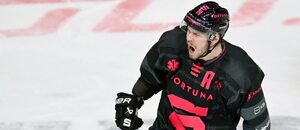 Útočník Filip Chlapík oslavuje gól Sparty v utkání s Třincem ve 41. kole hokejové extraligy 2023/2024 Útočník Filip Chlapík oslavuje gól Sparty v utkání s Třincem ve 41. kole hokejové extraligy 2023/2024