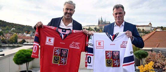 Generální manažer české hokejové reprezentace Petr Nedvěd (vlevo) s hlavním trenérem Radimem Rulíkem.