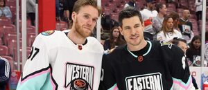 Connor McDavid (vlevo) a Sidney Crosby, dva Kanaďané patřící mezi nejlepší hokejisty všech dob, pózují na společném snímku před NHL All-Star Game. Connor McDavid (vlevo) a Sidney Crosby, dva Kanaďané patřící mezi nejlepší hokejisty všech dob, pózují na společném snímku před NHL All-Star Game.