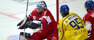 Brankář české hokejové reprezentace Aleš Stezka v utkání proti Švédsku během Švédských hokejových her 2023