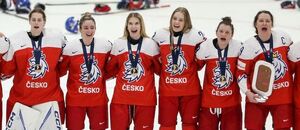 České reprezentantky zpívají hymnu po vítězném zápase o 3. místo na MS v hokeji žen 2023