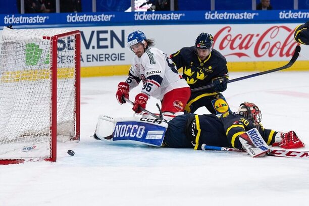 Daniel Voženílek skóruje proti Švédsku. Sledujte českou hokejovou reprezentaci v akci i dnes od 19:00 na TV Tipsport.