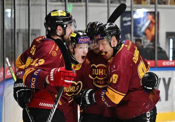 Hokejisté Jihlavy oslavují vítězný gól ve finále 1. Maxa ligy, Dukla si jím zajistila postup do baráže o extraligu