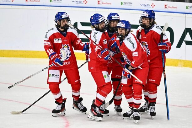 Hokej, ženy, české reprezentantky oslavují gól v zápase s Německem na finálovém turnaji Euro Hockey Tour žen v Liberci