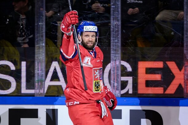 Martin Růžička oslavuje první gól české reprezentace na Švédských hokejových hrách 2024