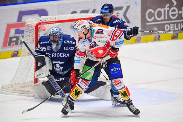 Hokej, česká extraliga 2023-2024, Matěj Machovský, Robert Říčka a Stuart Percy v utkání Pardubice vs. Vítkovice