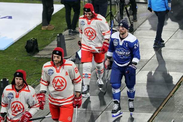 Hokejisté HC Oceláři Třinec a HC Kometa Brno před venkovním zápasem extraligy v Bratislavě