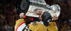 Brankář Adin Hill vychytal v roce 2023 vítězství v play off NHL pro Vegas Golden Knights.