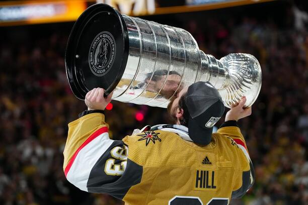Brankář Adin Hill vychytal v roce 2023 vítězství v play off NHL pro Vegas Golden Knights.