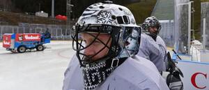 Brankář Karlových Varů Dominik Frodl při tréninku před venkovním zápasem ELH proti Plzni v německém Klingenthalu (Winter Classic extraliga 2024) Brankář Karlových Varů Dominik Frodl při tréninku před venkovním zápasem ELH proti Plzni v německém Klingenthalu (Winter Classic extraliga 2024)