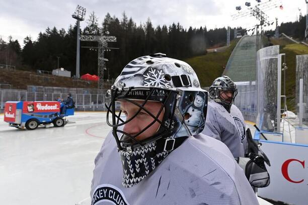 Brankář Karlových Varů Dominik Frodl při tréninku před venkovním zápasem ELH proti Plzni v německém Klingenthalu (Winter Classic extraliga 2024)