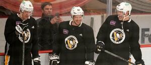 Zleva: Jevgenij Malkin, Sidney Crosby a Jaromír Jágr. Tři legendy Pittsburghu Penguins i světového hokeje. Zleva: Jevgenij Malkin, Sidney Crosby a Jaromír Jágr. Tři legendy Pittsburghu Penguins i světového hokeje.