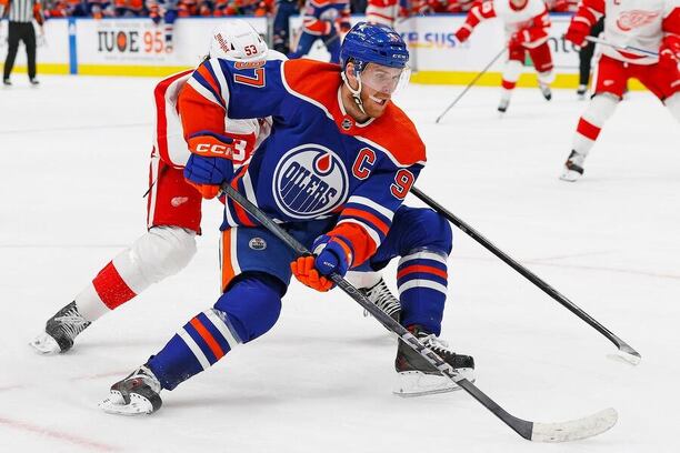 Útočník Edmontonu Oilers Connor McDavid je naší 1. hvězdou týdne v NHL.