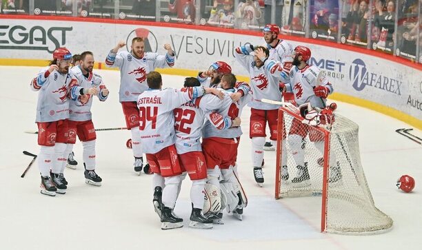 Hokejisté Třince oslavují vítězství v play off hokejové Tipsport extraligy