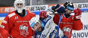 Branislav Konrád a Jan Knotek z Mory a Tomáš Marcinko z Komety v extraligovém derby Olomouce s Brnem