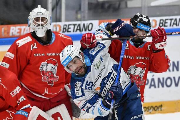 Branislav Konrád a Jan Knotek z Mory a Tomáš Marcinko z Komety v extraligovém derby Olomouce s Brnem