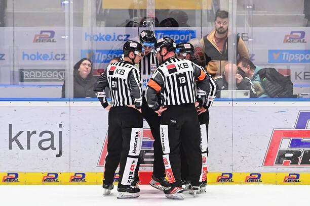 Porada rozhodčích v utkání české hokejové extraligy. Jaká jsou pravidla v play off Tipsport ELH?