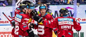 Hokejisté HC Sparta Praha slaví jeden ze svých osmi gólů v utkání v Litvínově, v 50. kole extraligy je vyzve Mountfield HK