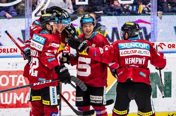 Hokejisté HC Sparta Praha slaví jeden ze svých osmi gólů v utkání v Litvínově, v 50. kole extraligy je vyzve Mountfield HK