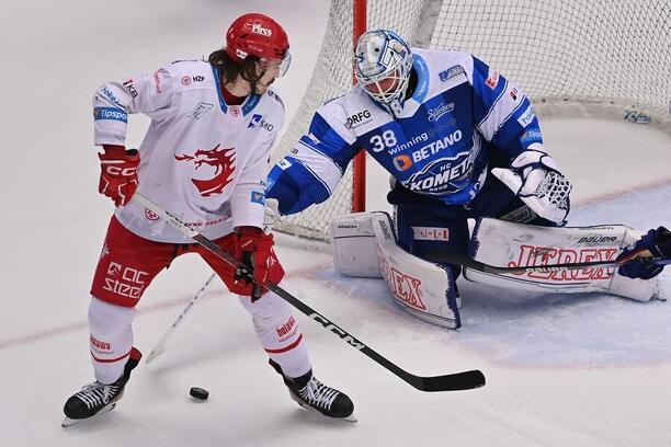 Daniel Voženílek z Třince a Dominik Furch z Komety Brno. I tito dva muži rozhodnou o tom, jak bude vypadat konečná tabulka a statistiky extraligy 2023/2024