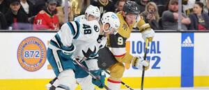 Tomáš Hertl v zápase San Jose Sharks proti Vegas Golden Knights, jejichž dres bude v NHL nově oblékat 