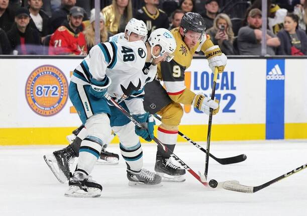 Tomáš Hertl v zápase San Jose Sharks proti Vegas Golden Knights, jejichž dres bude v NHL nově oblékat