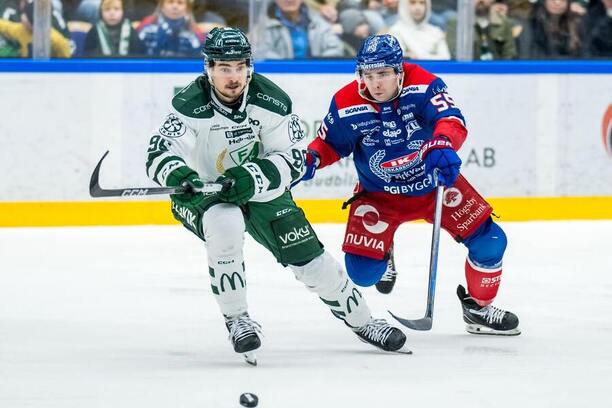 Čech David Tomášek (vlevo) v dresu Färjestadu při utkání švédské ligy proti Oskarshamnu.