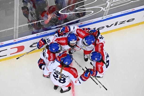 České hokejové reprezentantky se radují z gólu na turnaji WEHT v Liberci, další velkou akcí je MS žen v hokeji 2024