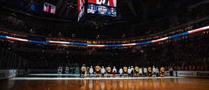 Nástup na led a poslech hymny před zápasem NHL v Praze v O2 Areně