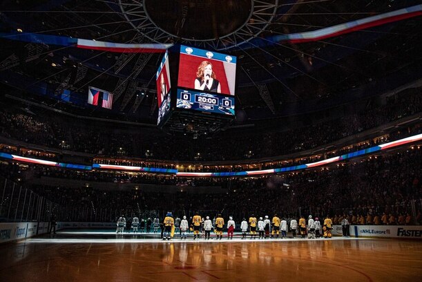 Nástup na led a poslech hymny před zápasem NHL v Praze v O2 Areně