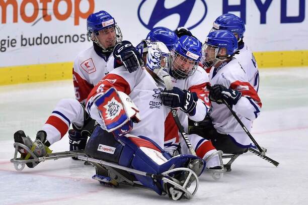 Čeští reprezentanti se radují z vítězství na mistrovství světa v para hokeji