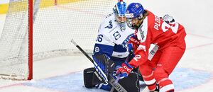 Finská brankářka Anni Keisalka a česká útočnice Tereza Plosová v utkání Česka a Finska na ženské Euro Hockey Tour v Liberci 2024