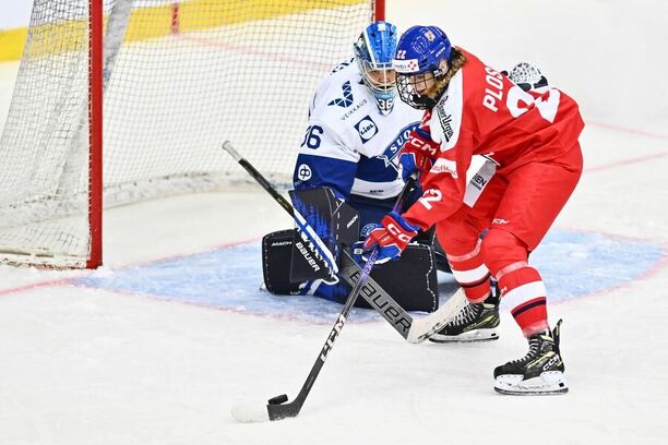 Finská brankářka Anni Keisalka a česká útočnice Tereza Plosová v utkání Česka a Finska na ženské Euro Hockey Tour v Liberci 2024