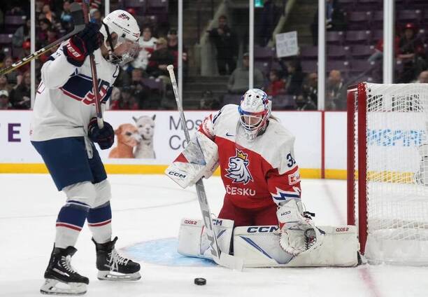 Česká brankářka Blanka Škodova, americká útočnice Hilary Knight, semifinále Česko vs. USA na MS žen 2023