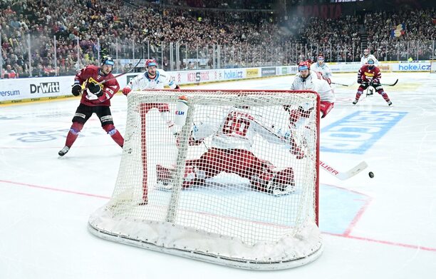 Třinec musí na domácím ledě dohánět manko, v Praze prohrál obě utkání. Sledujte semifinále play off extraligy živě na TV Tipsport.