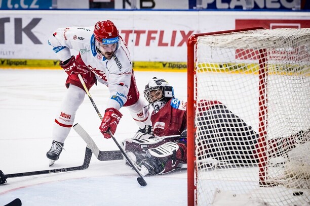 Útočník Třince Adam Helewka překonává brankáře Sparty Jakuba Kováře v pátém semifinále play off ELH 2024