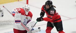 Česká brankářka Klára Peslarová zastavuje střelu Sarah Nurse z Kanady na MS v hokeji žen 2024