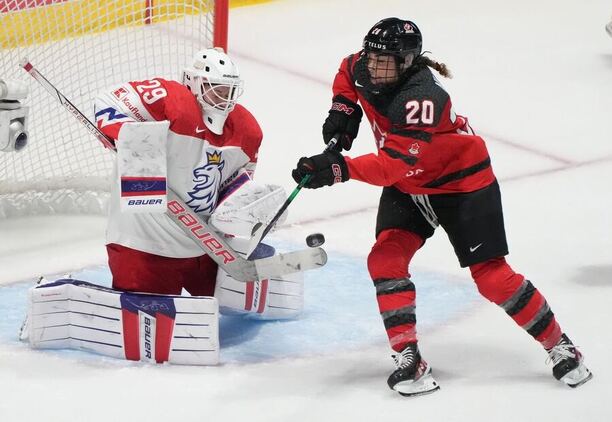 Česká brankářka Klára Peslarová zastavuje střelu Sarah Nurse z Kanady na MS v hokeji žen 2024