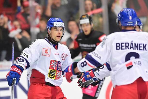 Čeští reprezentanti Radan Lenc a Ondřej Beránek slaví gól v utkání proti Německu na Euro Hockey Challenge 2024