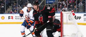 Útočník Caroliny Hurricanes Martin Nečas si letos opět zahraje sérii play off NHL proti týmu New York Islanders