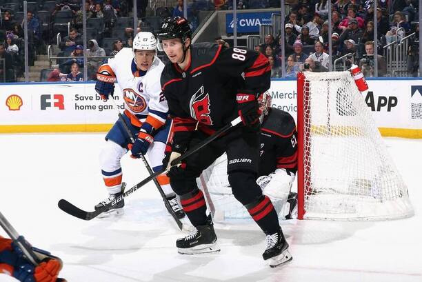 Útočník Caroliny Hurricanes Martin Nečas si letos opět zahraje sérii play off NHL proti týmu New York Islanders