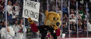 Howler, maskot Arizony Coyotes, se loučí s fanoušky při posledním utkání nejen sezóny 2023/24, ale možná i celé klubové existence. Howler, maskot Arizony Coyotes, se loučí s fanoušky při posledním utkání nejen sezóny 2023/24, ale možná i celé klubové existence.