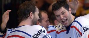 Jiří Šlégr a Jaromír Jágr oslavují vítězství ve finále MS v hokeji 15. května 2005 – den, kdy vstoupili do Triple Gold Clubu