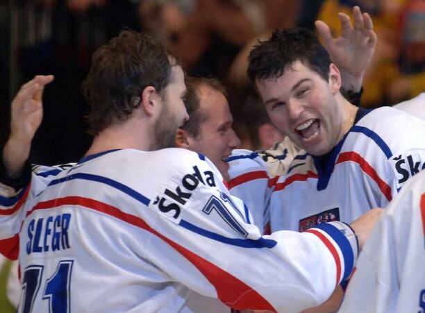 Jiří Šlégr a Jaromír Jágr oslavují vítězství ve finále MS v hokeji 15. května 2005 – den, kdy vstoupili do Triple Gold Clubu